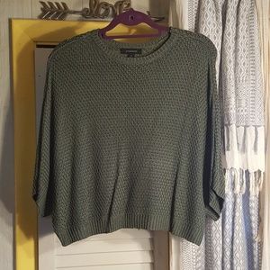 🌹Price Drop⬇️🌹 Very cute green batwing sweater